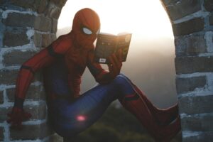 homem-aranha lendo um livro.